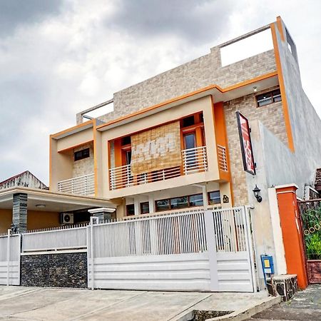 Avisha Guest House Syariah Malang Exterior foto